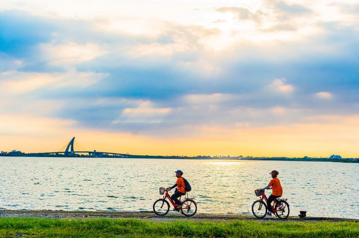 與旅遊達人共騎「Light One Bike」單車慢旅大鵬灣，盡享生態與文化新體驗